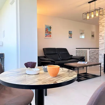 Appartement 3 Pieces Refait A Neuf Avec Parking, 4 Couchages, Proche Et Commerces - - Fr-1-251-584